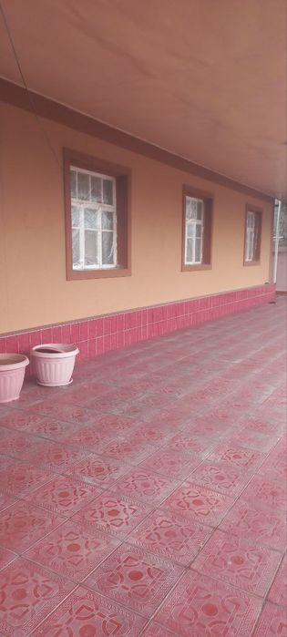 Уй сотилади  Синдарободда 20 сотих.хамма шароити борр