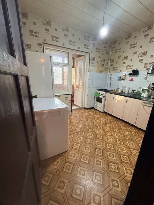 Продаётся трёхкомнатная на м-в Карасу-2