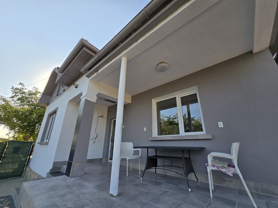 Продава се уютна къща с двор