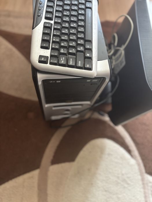 Продавам настолен компютър