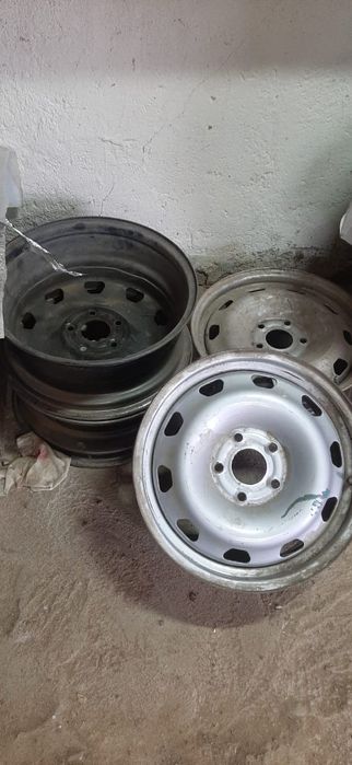 Продам штампованные диски на Дастер