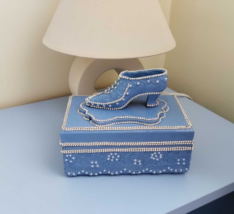 Кутийка за бижута с пантофка