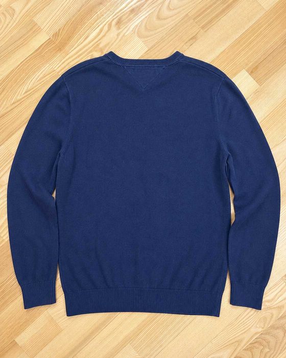 Pulover Tommy Hilfiger bărbați bleumarin, decolteu V, 100% bumbac, logo discret pe piept, mărimea L