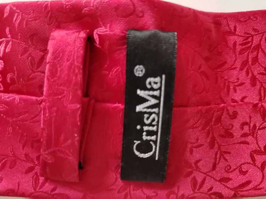 Продавам червена вратовръзка