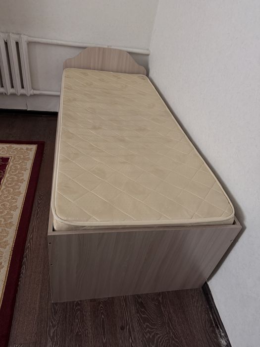 Кровать деревянный с матрасом