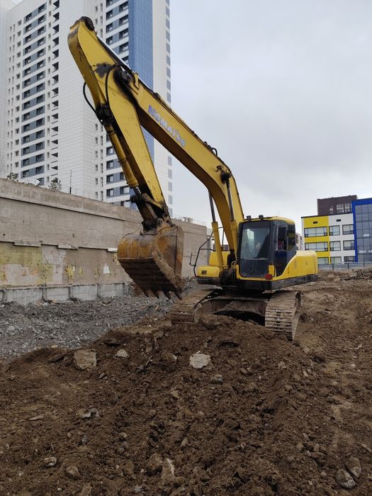 Экскаватор коматсу