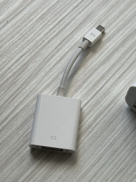 Accesorii Apple originale – Casti EarPods cu fir Lightning, adaptor VGA, încărcător UK USB-C, cablu prelungitor MacBook