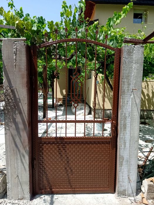 Метални врати огради и парапети от ковано и обикновено желязо.