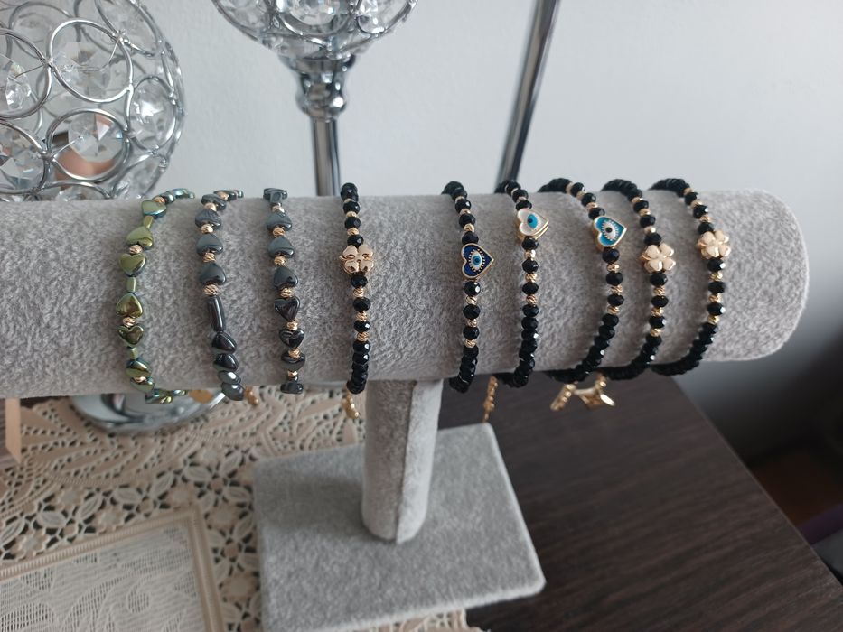 Гривни направени от маниста