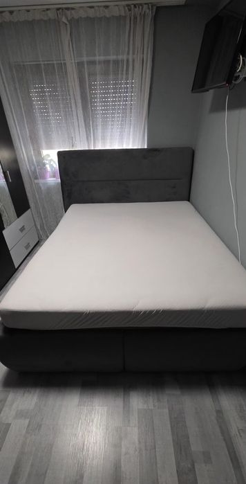 Vand pat dormitor , boxspring tapițat cu lada 160×200cm in stare foarte buna. Culoare gri 
Pret 3000 lei , actizionat cu 4200 lei acum un an
