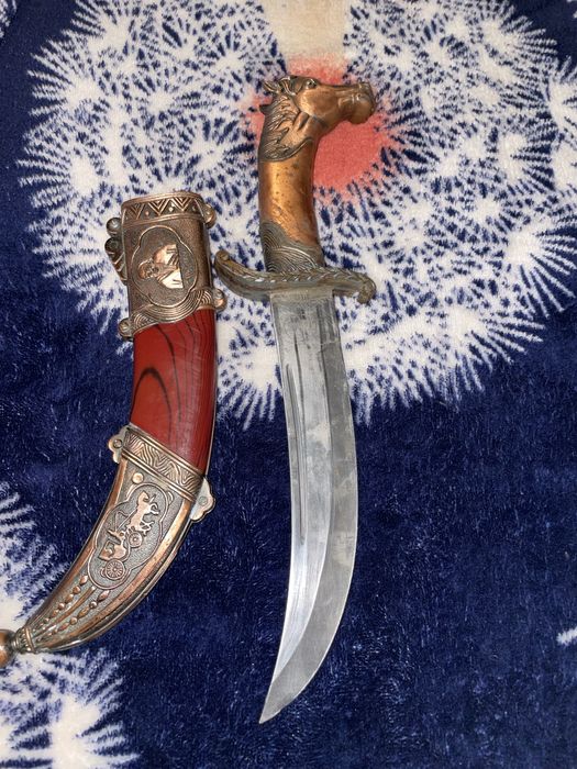 Pumnal mangal atic din cap de cal