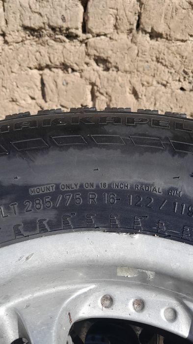 Шины с дисками от Ниссан Патрол.