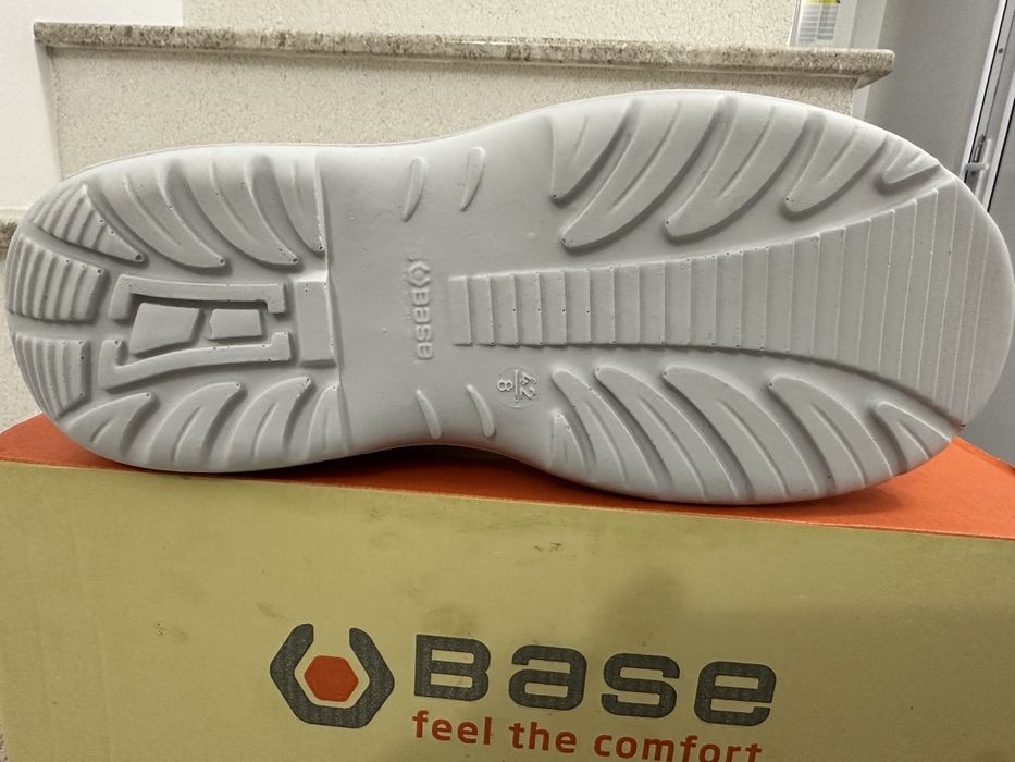 Bocanci lucru noi în cutie ,marca Base