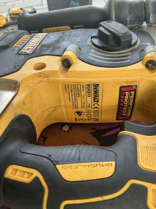 Vind dewalt  2024 DCH273 cu acum 5 ah