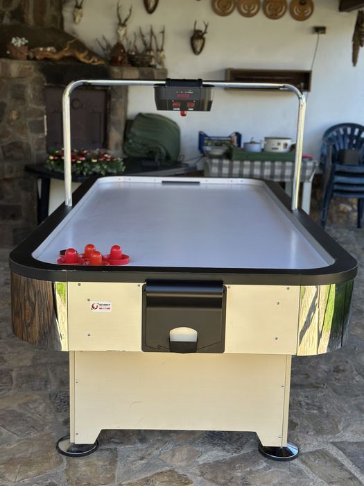 Продавам маса за въздушен хокей в отлично състояние Air Hockey