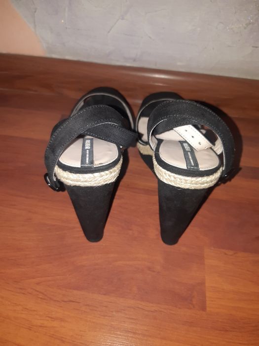 Женские босоножки