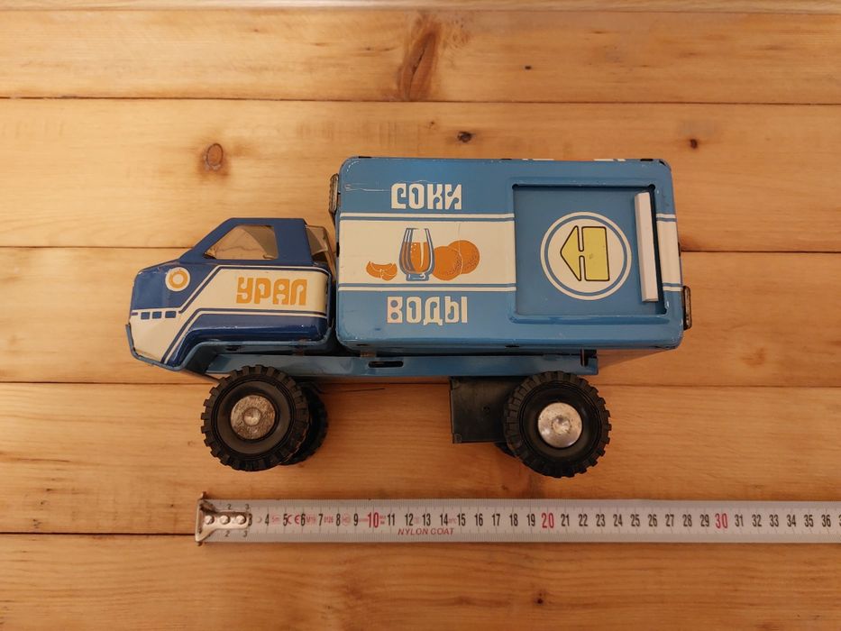Старо метално камионче УРАЛ.