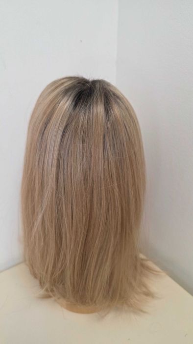 Perucă HAIRCUBE blond bej cu rădăcini închise, bob lung până la umeri