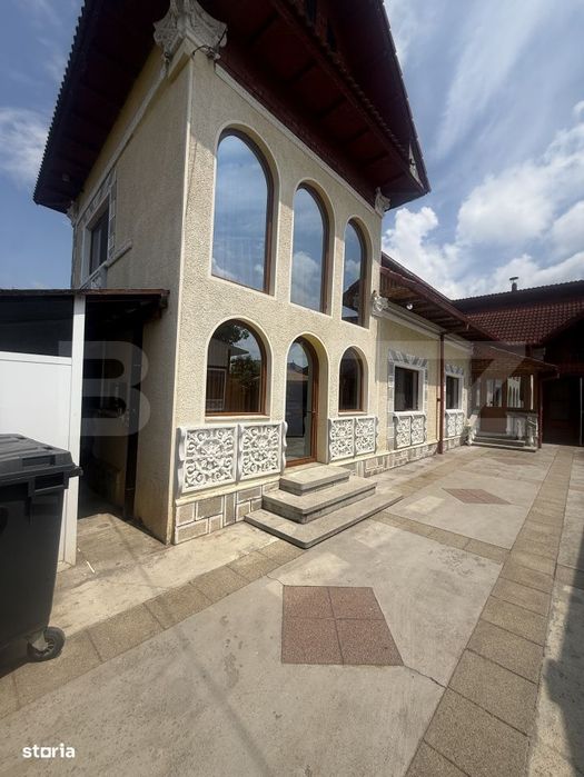 Casa spatioasa, 294 mp, 1.692 mp teren, garaj, terasa si gradina – V