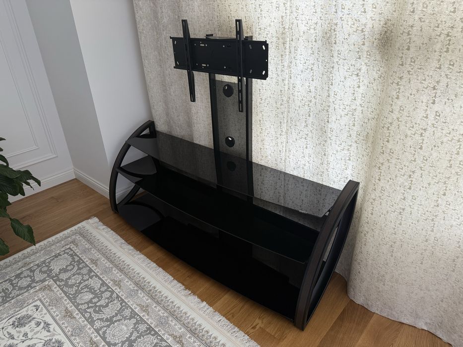 Телевизионная стойка с креплением