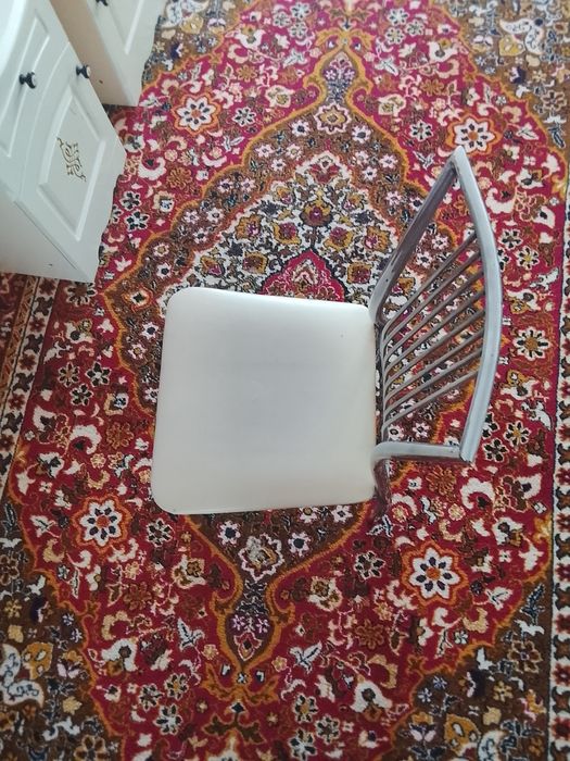 Железные стулья.