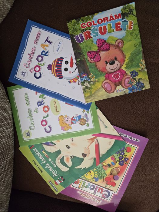 Vand carti de colorat simple si cu stickere