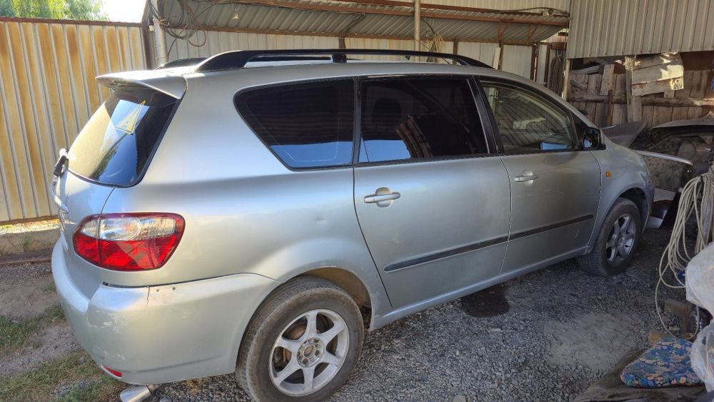 Продам машина тайота авенсис версо