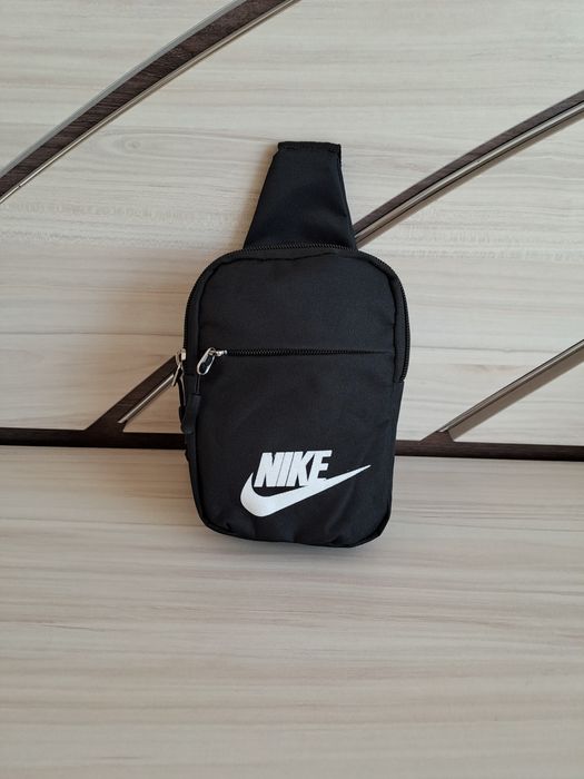 Чанта през гърди и рамо