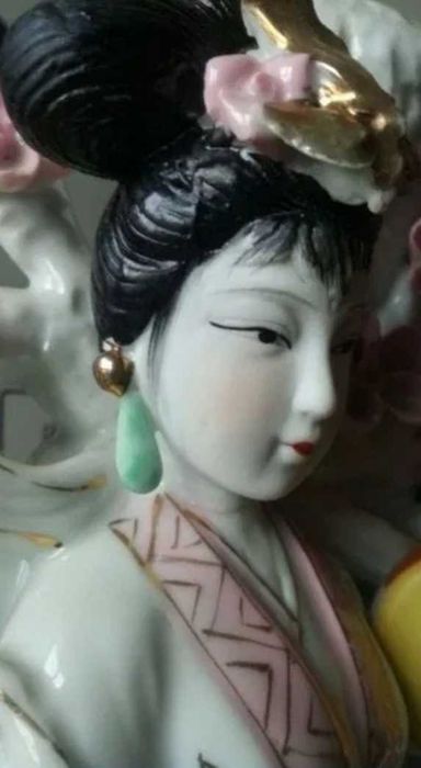 Статуэтка фарфоровая