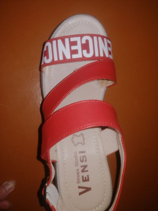 Продам кожаные сандалии