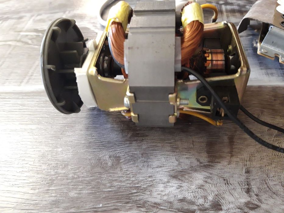 Двигатель , мотор от блендера.