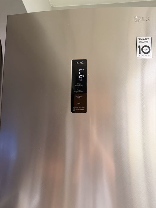 Хладилник с долна камера LG