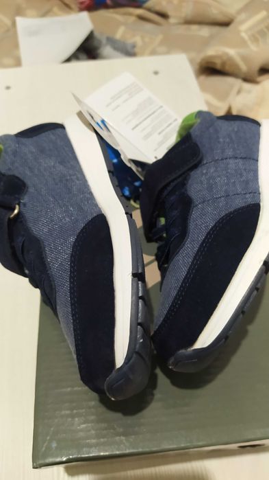 Продаем кроссовки. Размер 30.