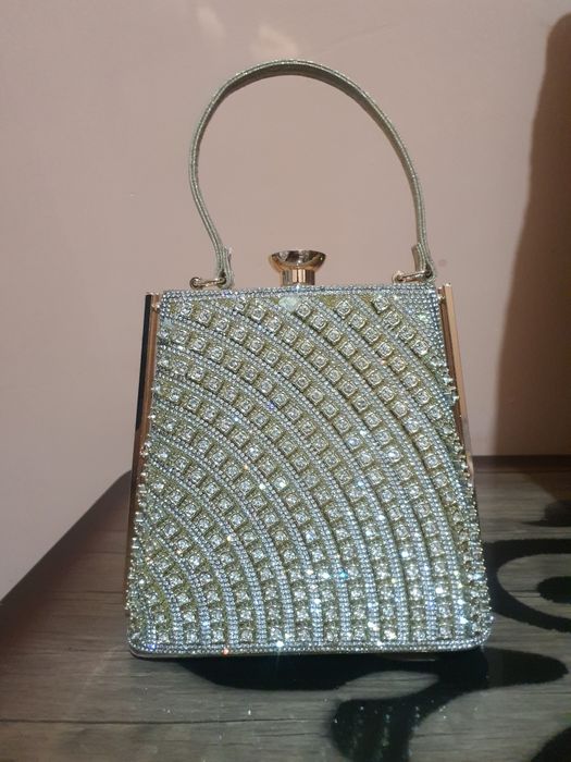 Ayollar sumkasi sotiladi