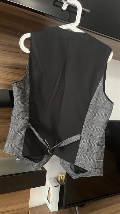 Vesta bărbati , marimea M , stofă , trimit si in țara prin fan courier