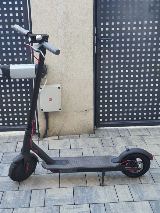 Trotinetă electrică Xiaomi Mijia M365 – stare foarte bună –  2 anvelope rezervă