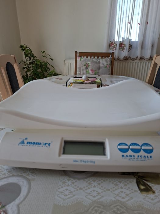 Cântar pentru cântărirea bebelușului