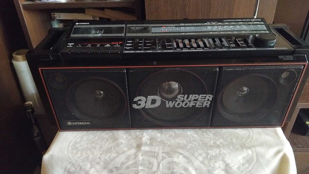 Радиокасетофон Hitachi TRK-7620E 3D Super Woofer
