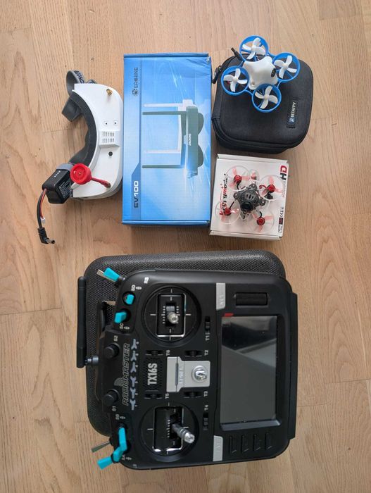 Telecomanda Radiomaster Tx16S cu drone, baterii, accesorii