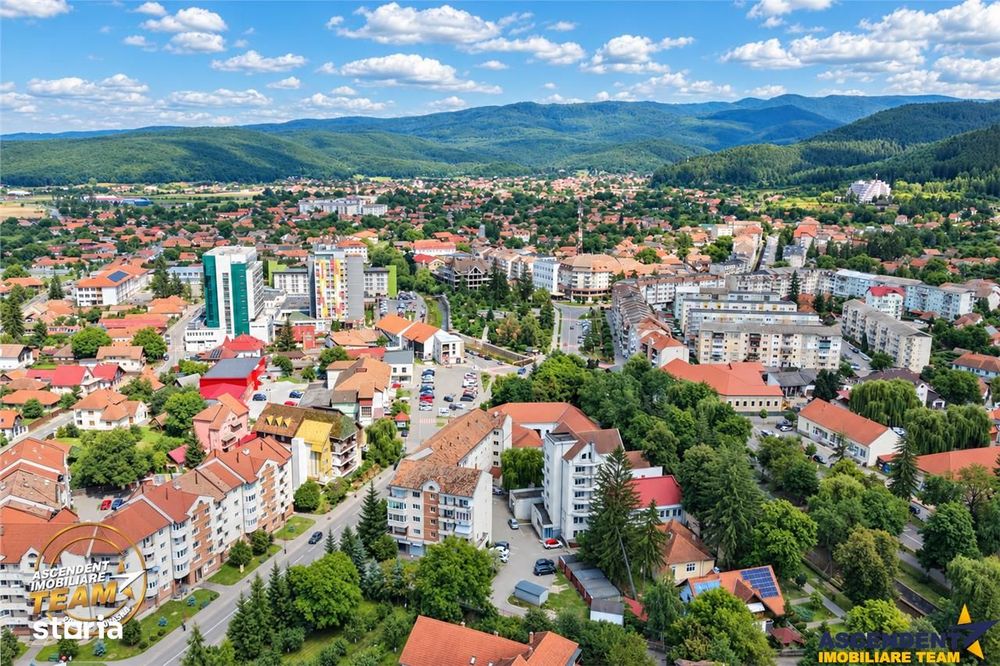 FILM! 2 camere decomandat, Central Covasna, balcon generos, priveliste