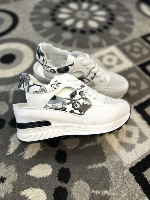 Женские босоножки