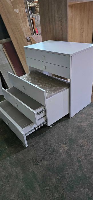 Тоалетка с огледало.