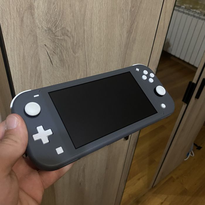Nintendo Switch Lite Grey – отлично състояние + много аксесоари Orzly + Micro SD 64GB (A2/ u10)