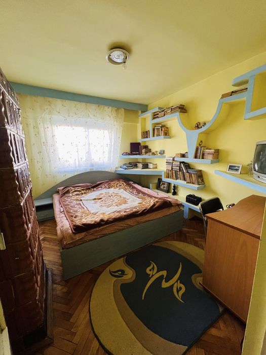 Proprietar,  vand apartament central, 3 camere in Ineu, Jud Arad