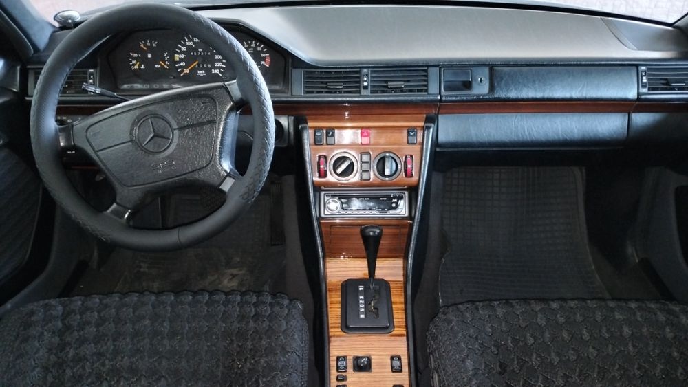 Продаётся автомобиль марки Mercedes-Benz E300 4 Matic