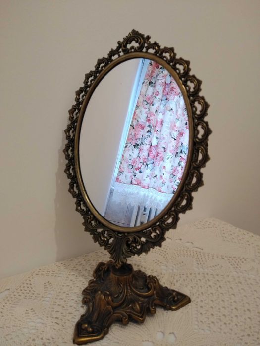 Oglinda de masa cu rama din bronz