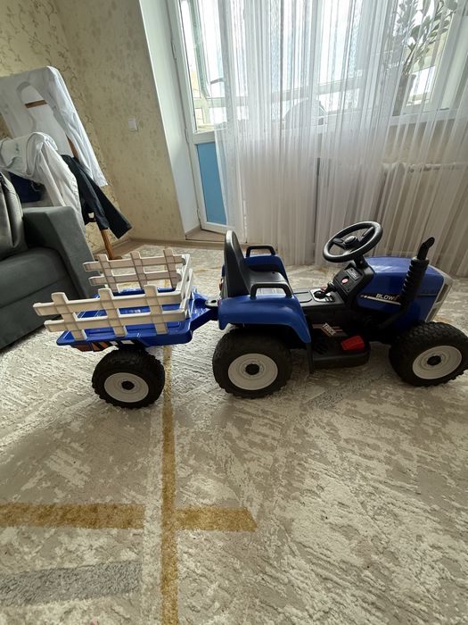 Продам синий трактор