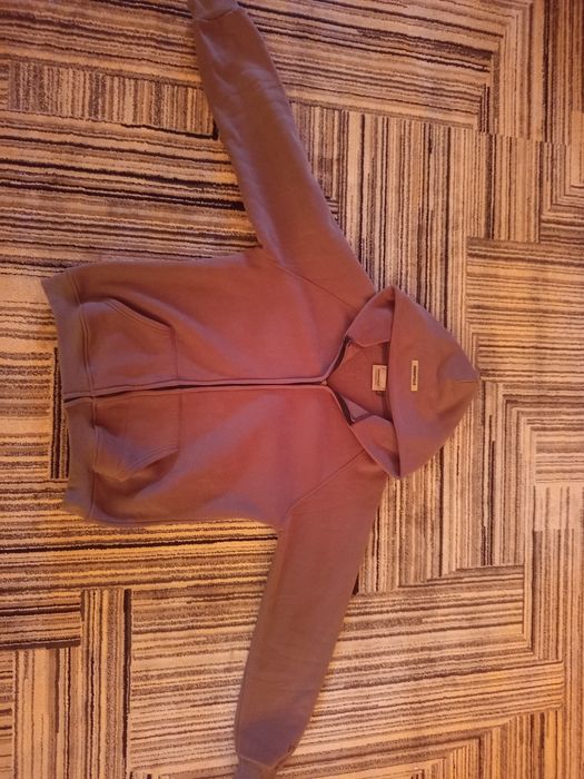 Продам зипку essentials