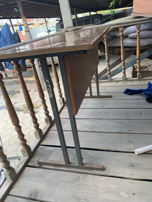 Парта из дерева.