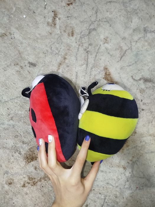 Мягкие плюшевые игрушки в виде божьей коровки и осы.